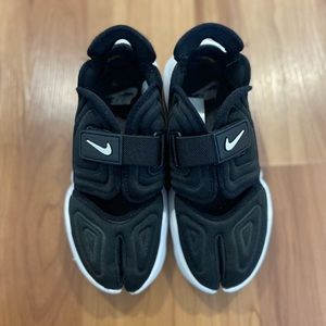 Nike Aqua Rift Black Tabi Sneakers, Women’s 6.5